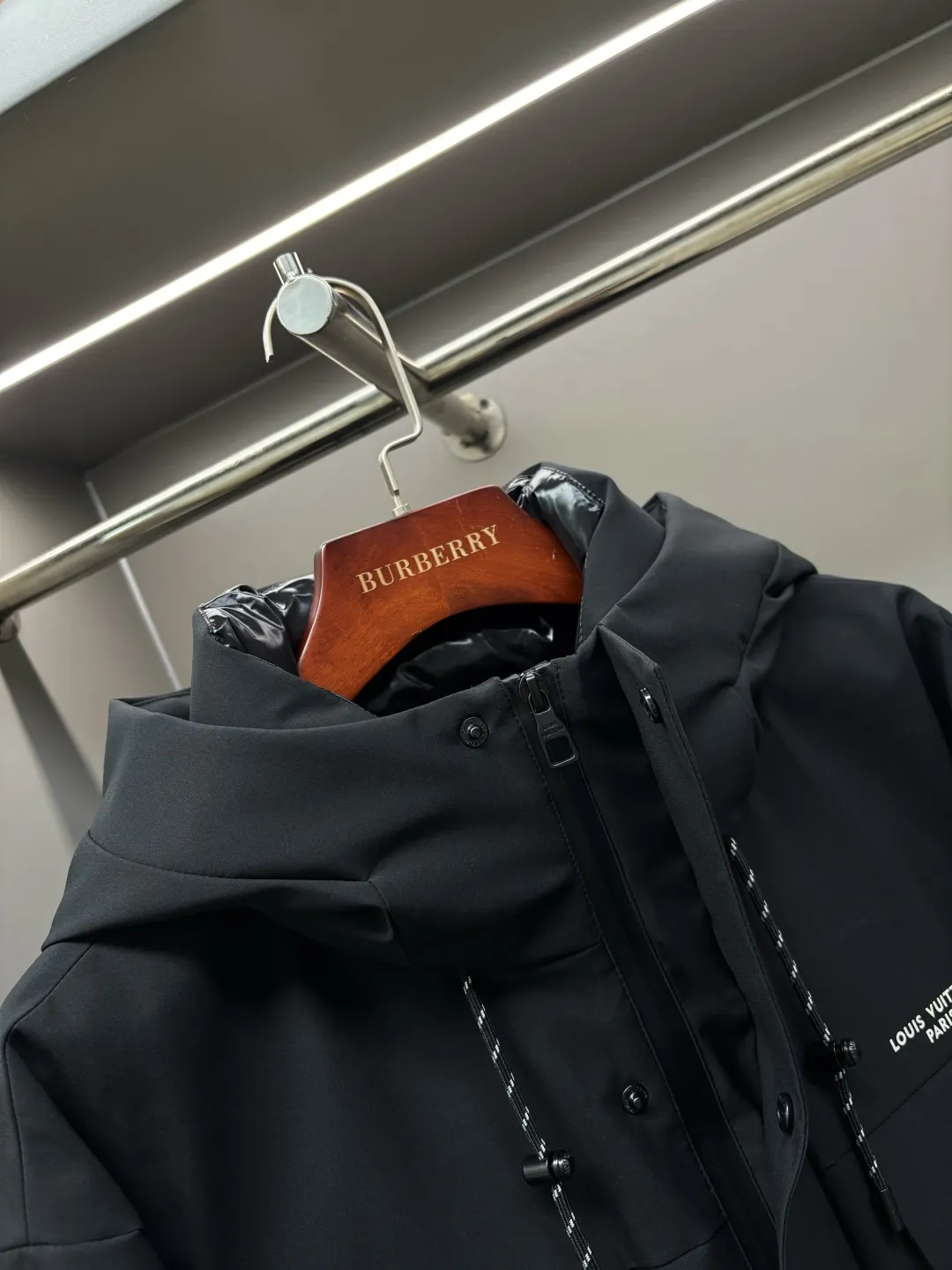 🅿️1440 LV Louis Vuitton's new lettered down jacket is rarely available through trading company channels, and will be sold simultaneously on the official website! V's new down jacket is a popular fashion item this winter. The fabric is made of customized high-density technical fiber blend material, which has excellent windproof, waterproof and anti-velvet capabilities! This means you can wear it outside in the cold winter months with confidence and stay dry and warm whether it’s windy, rainy or snowy! This design not only increases the overall sense of layering, but also makes you look more outstanding when wearing it!  The interior is filled with European standard imported 90 white goose down. The interior is divided into sections through horizontal quilting technology, making the down jacket full and fluffy. It not only provides sufficient warmth, but also maintains a light feeling, making you more comfortable when wearing it! As well as hardware accessories engraved with the brand's logo, it shows luxurious and elegant details! The casual and versatile version, whether you are a boy or a girl, can easily interpret different styles, making you the center of attention in different occasions! Size: M-XXXL Color: black beige